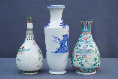 Drie Chinese blauwwitte, famille verte en doucai vazen, 19/20e eeuw