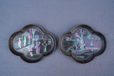 Une paire de tasses et soucoupes en argent et laque burgaut&eacute;, Chine, Kangxi