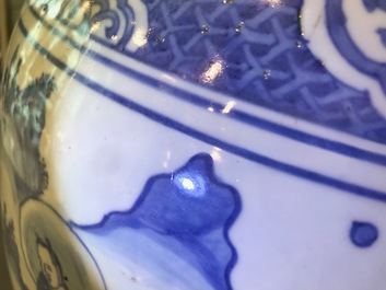 Un grand vase en porcelaine de Chine bleu et blanc &agrave; d&eacute;cor d'immortels, Wanli