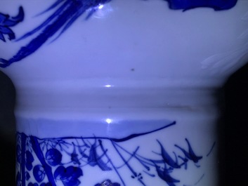 Un vase de forme yenyen en porcelaine de Chine bleu et blanc &agrave; d&eacute;cor 'bianco sopra bianco', Kangxi