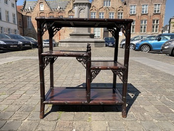 Une &eacute;tag&egrave;re en bois sculpt&eacute;, Chine, 19/20&egrave;me