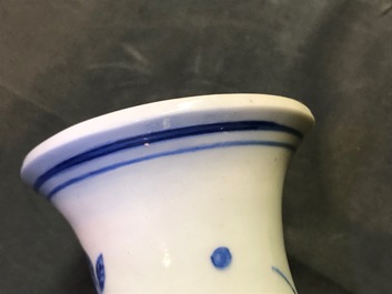 Un grand vase de forme rouleau en porcelaine de Chine bleu et blanc &agrave; d&eacute;cor de vases fleuris, &eacute;poque Transition