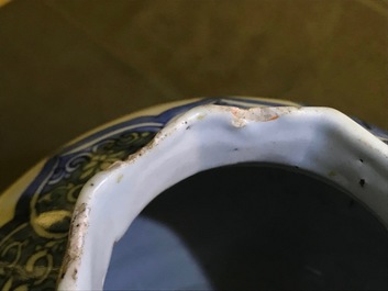 Un vase de forme balustre en porcelaine de Chine bleu et blanc, &eacute;poque Transition