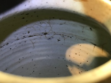Une paire de pots en porcelaine de Chine bleu et blanc &agrave; d&eacute;cor d'un kylin, &eacute;poque Transition