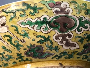 Un plat en biscuit &eacute;maill&eacute; vert, jaune et aubergine &agrave; d&eacute;cor de ph&eacute;nix, marque He He Jia Chan, &eacute;poque Transition
