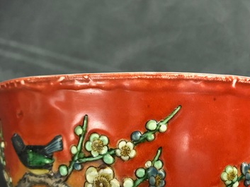 Een Chinese koraalrode kom met reli&euml;fdecor, 19e eeuw