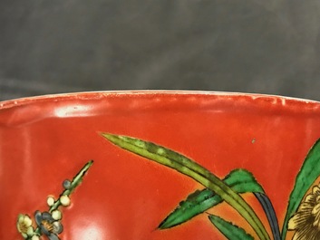 Een Chinese koraalrode kom met reli&euml;fdecor, 19e eeuw