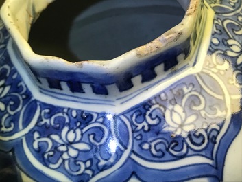 Un vase de forme balustre en porcelaine de Chine bleu et blanc, &eacute;poque Transition