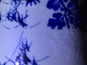 Un vase de forme yenyen en porcelaine de Chine bleu et blanc &agrave; d&eacute;cor 'bianco sopra bianco', Kangxi