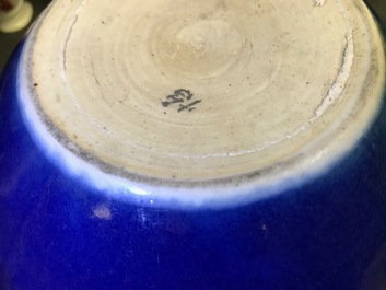 Une jardini&egrave;re en porcelaine de Chine bleu monochrome, 18/19&egrave;me