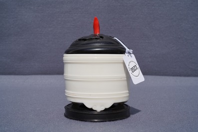 Un br&ucirc;le-parfum tripod en porcelaine blanc de Chine de Dehua, 19/20&egrave;me