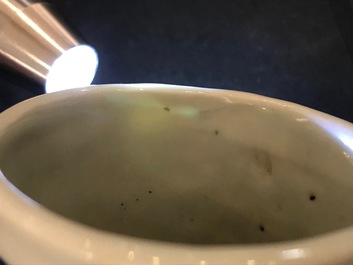 Un vase de forme gourde 'moonflask' en porcelaine de Chine bleu et blanc, 19&egrave;me