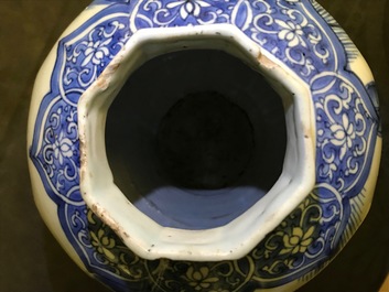 Un vase de forme balustre en porcelaine de Chine bleu et blanc, &eacute;poque Transition