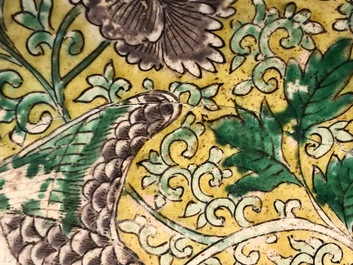 Un plat en biscuit &eacute;maill&eacute; vert, jaune et aubergine &agrave; d&eacute;cor de ph&eacute;nix, marque He He Jia Chan, &eacute;poque Transition