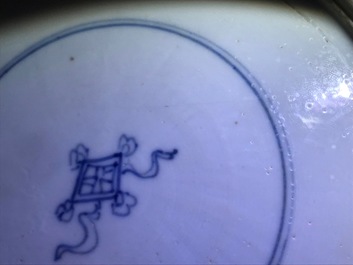 Un vase de forme yenyen en porcelaine de Chine bleu et blanc &agrave; d&eacute;cor 'bianco sopra bianco', Kangxi