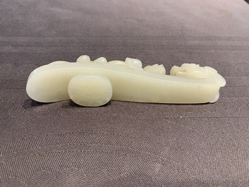 Een Chinese celadon jade gordelhaak, 18/19e eeuw