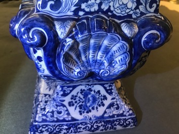 Un grand ob&eacute;lisque en fa&iuml;ence de Delft bleu et blanc, 1er quart du 18&egrave;me