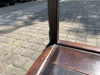 Une &eacute;tag&egrave;re en bois sculpt&eacute;, Chine, 19/20&egrave;me