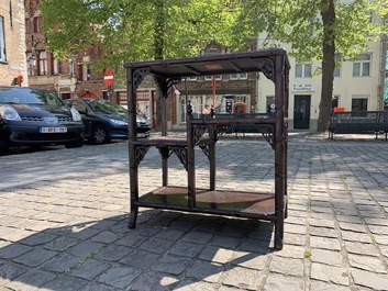 Une &eacute;tag&egrave;re en bois sculpt&eacute;, Chine, 19/20&egrave;me