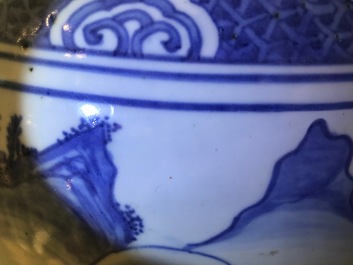 Un grand vase en porcelaine de Chine bleu et blanc &agrave; d&eacute;cor d'immortels, Wanli