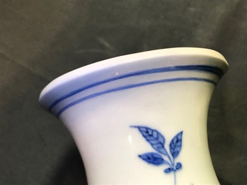 Un grand vase de forme rouleau en porcelaine de Chine bleu et blanc &agrave; d&eacute;cor de vases fleuris, &eacute;poque Transition
