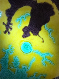 Une paire de coupes en porcelaine de Chine &agrave; d&eacute;cor de dragons sur fond jaune, marque et prob. &eacute;poque de Tongzhi
