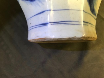 Un vase de forme balustre en porcelaine de Chine bleu et blanc, &eacute;poque Transition
