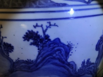 Un grand vase en porcelaine de Chine bleu et blanc &agrave; d&eacute;cor d'immortels, Wanli