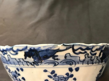 Une paire de bols en porcelaine de Chine bleu et blanc, Wanli