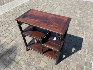 Une &eacute;tag&egrave;re en bois sculpt&eacute;, Chine, 19/20&egrave;me