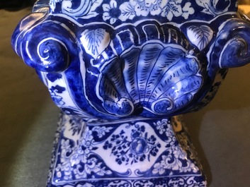 Un grand ob&eacute;lisque en fa&iuml;ence de Delft bleu et blanc, 1er quart du 18&egrave;me