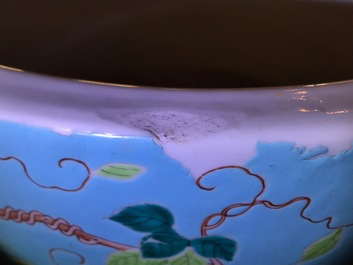 Een grote Chinese Dayazhai-stijl jardini&egrave;re met turquoise fondkleur, 19/20e eeuw