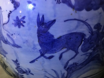 Un grand vase en porcelaine de Chine bleu et blanc &agrave; d&eacute;cor d'immortels, Wanli
