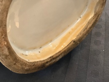 Un vase de forme gourde 'moonflask' en porcelaine de Chine bleu et blanc, 19&egrave;me