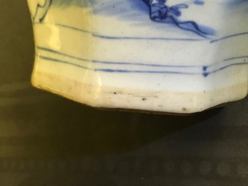Un vase de forme balustre en porcelaine de Chine bleu et blanc, &eacute;poque Transition