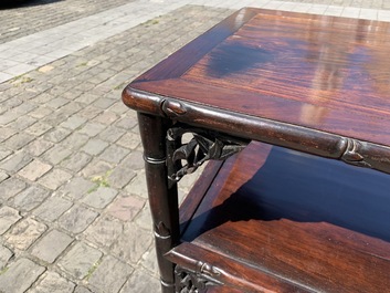 Une &eacute;tag&egrave;re en bois sculpt&eacute;, Chine, 19/20&egrave;me