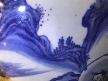 Un grand vase en porcelaine de Chine bleu et blanc &agrave; d&eacute;cor d'immortels, Wanli