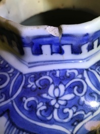 Un vase de forme balustre en porcelaine de Chine bleu et blanc, &eacute;poque Transition
