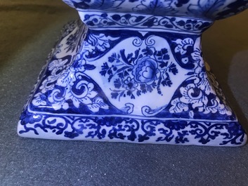 Un grand ob&eacute;lisque en fa&iuml;ence de Delft bleu et blanc, 1er quart du 18&egrave;me