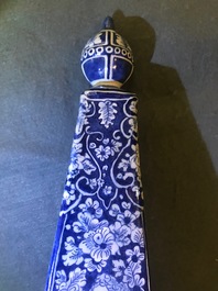 Un grand ob&eacute;lisque en fa&iuml;ence de Delft bleu et blanc, 1er quart du 18&egrave;me