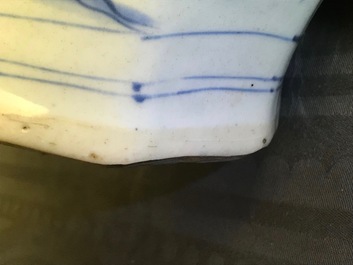 Un vase de forme balustre en porcelaine de Chine bleu et blanc, &eacute;poque Transition