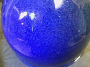 Une jardini&egrave;re en porcelaine de Chine bleu monochrome, 18/19&egrave;me