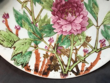 Two Chinese qianjiang cai dishes, a hat stand and a square vase, 19/20th C.