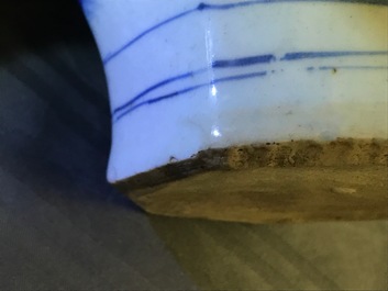 Un vase de forme balustre en porcelaine de Chine bleu et blanc, &eacute;poque Transition