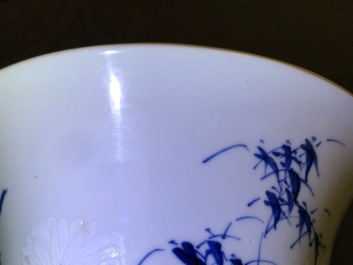 Un vase de forme yenyen en porcelaine de Chine bleu et blanc &agrave; d&eacute;cor 'bianco sopra bianco', Kangxi