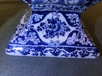 Un grand ob&eacute;lisque en fa&iuml;ence de Delft bleu et blanc, 1er quart du 18&egrave;me