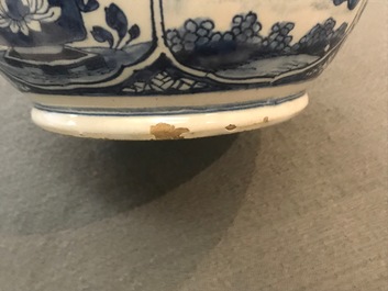 Een blauwwitte Delftse kalebasvaas met chinoiserie decor, vroeg 18e eeuw