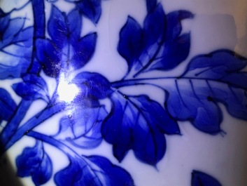 Un vase de forme yenyen en porcelaine de Chine bleu et blanc &agrave; d&eacute;cor 'bianco sopra bianco', Kangxi