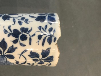 Een blauwwitte Delftse kalebasvaas met chinoiserie decor, vroeg 18e eeuw