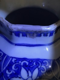 Een Chinese blauwwitte balustervaas met figuratief decor, Transitie periode